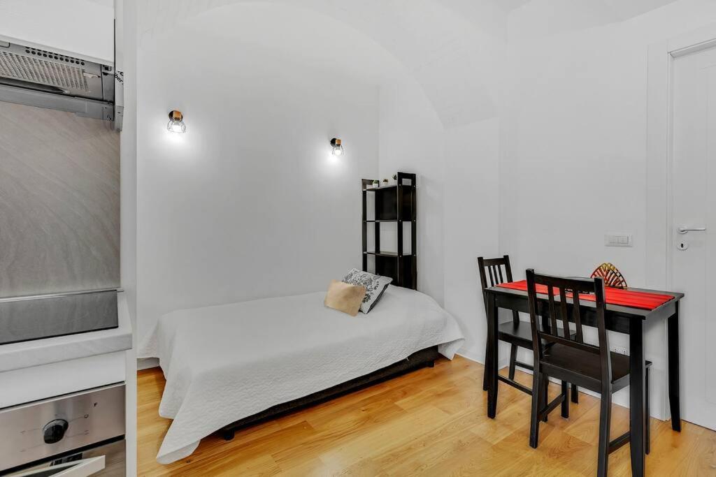 Alessia'S Flat - San Luigi Apartment Milan Bagian luar foto