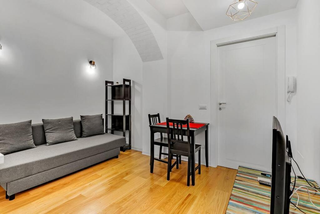 Alessia'S Flat - San Luigi Apartment Milan Bagian luar foto